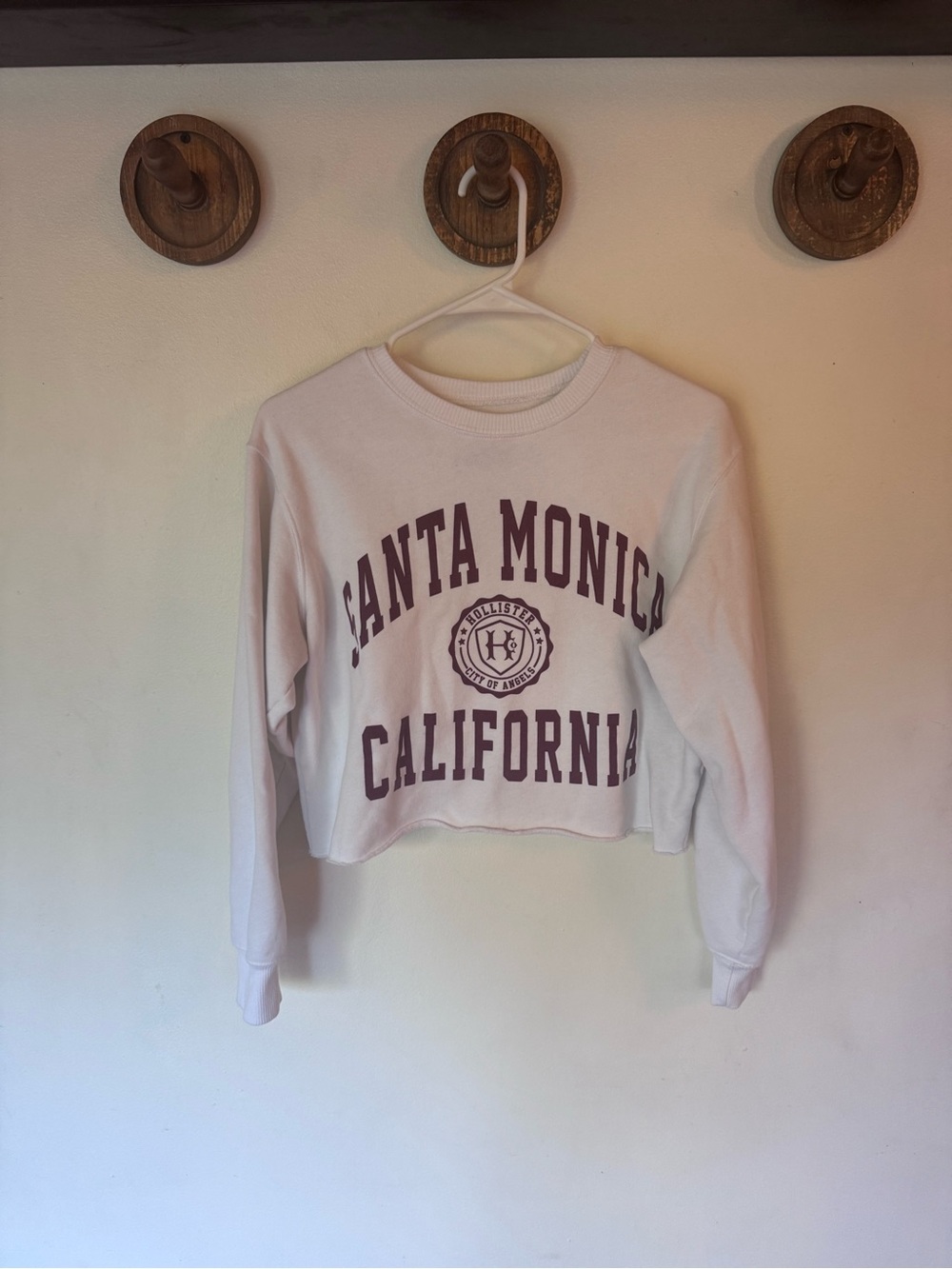 Hollister White Cropped Sweatshirt with Maroon Santa Monica Print XS
